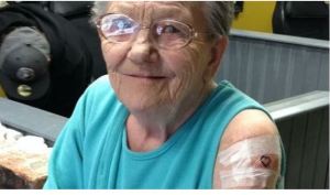 ¡Nunca es tarde para nada! Abuela huyó del asilo para hacerse su primer tatuaje (FOTOS)