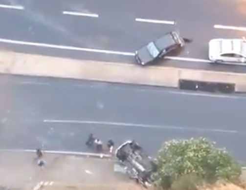 Graban momento cuando un carro impacta contra una patrulla en la autopista Prados del Este