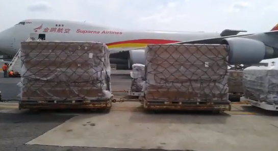 Descargan avión de China en Maiquetía, con presuntos insumos médicos (VIDEO)