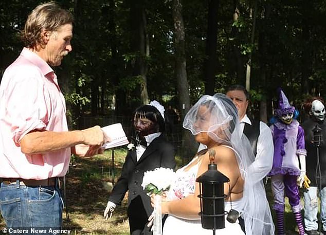 ¡GUATAFAC! Mujer se casa con espeluznante muñeca zombie de su infancia (FOTOS)