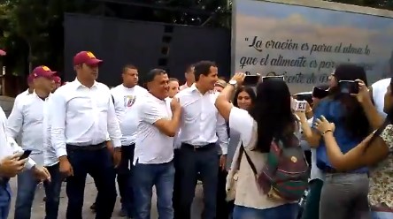 EN VIDEO: Así recibieron los larenses a Juan Guaidó en una bomba de gasolina #25May