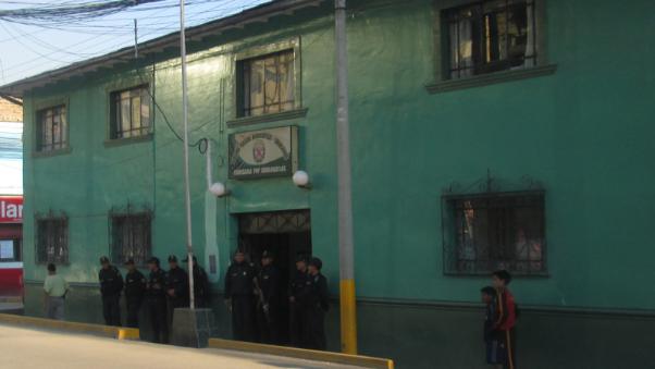 Catorce policías heridos en intento de linchamiento a acusado de asesinato en Perú (video)