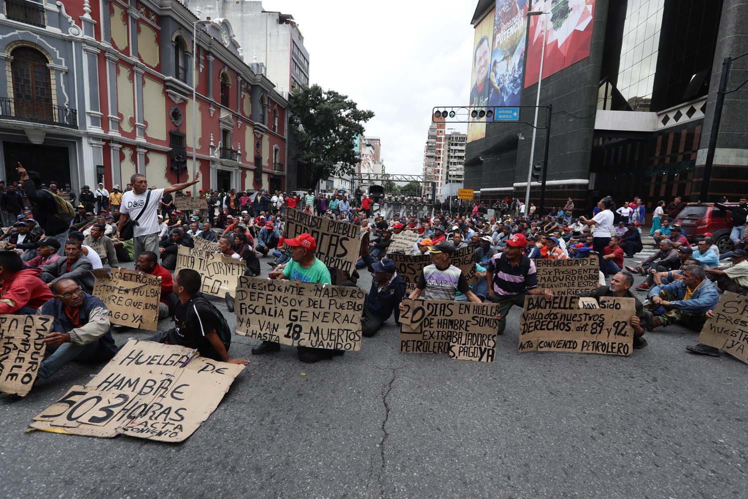 ¡SOS! Ex trabajadores petroleros exigen ser atendidos por Bachelet #20Jun (Fotos)