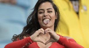 EN FOTOS: Fanáticas mostronas le roban el show a Larissa Riquelme en partido Brasil-Paraguay
