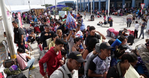 EN VIDEO: Solidarios chilenos ayudan a migrantes venezolanos varados en la frontera