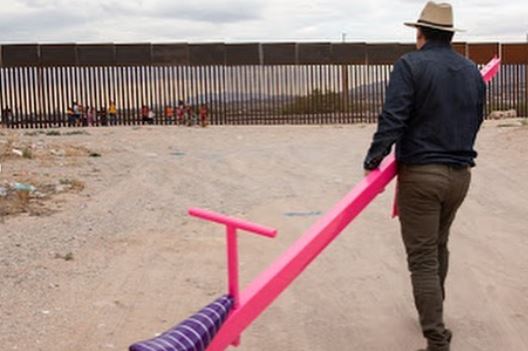 Rompiendo esquemas, artistas instalan columpios en la frontera entre EEUU y México (Video)