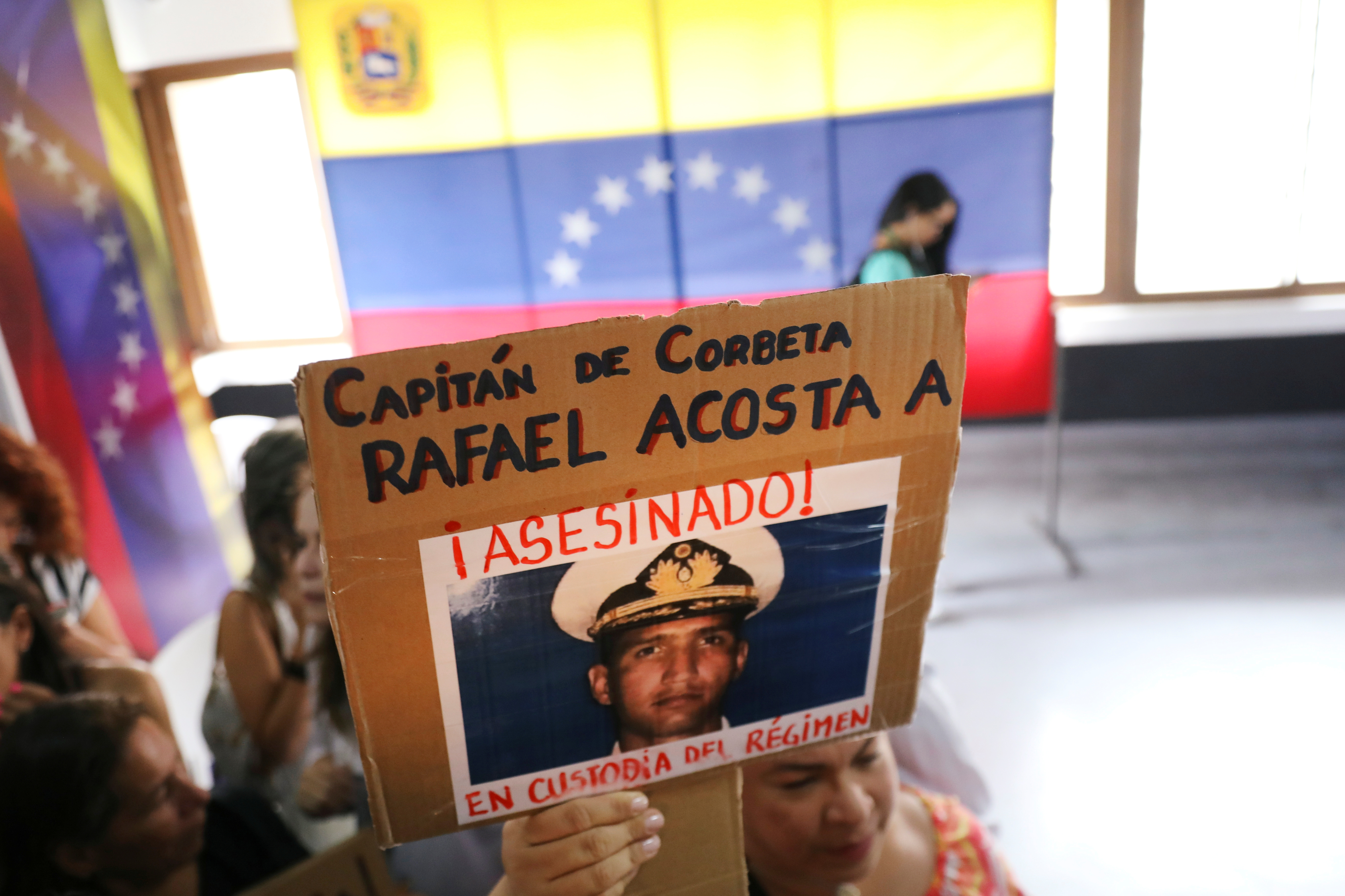 Régimen de Maduro allana casa de los suegros del capitán Acosta Arévalo #11Jul