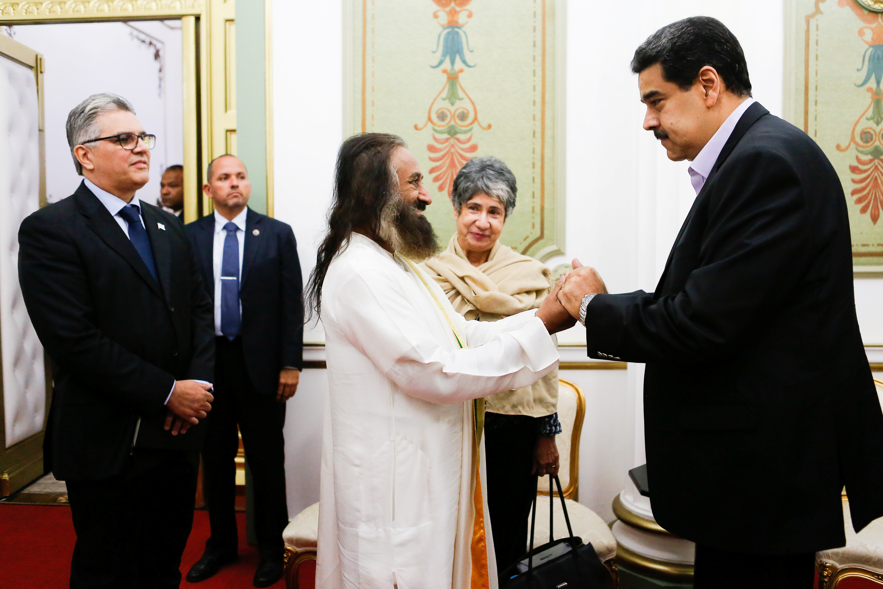 Huele a guiso: La historia detrás del charlatán que Maduro piensa poner de mediador ante Guaidó