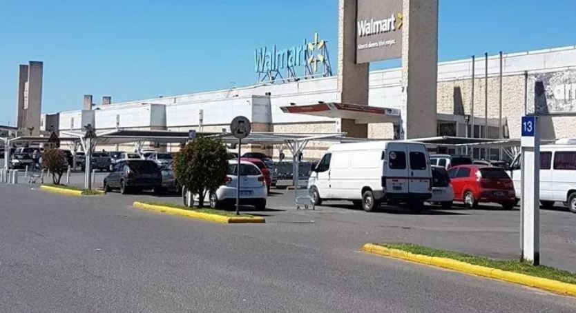 Siete delincuentes hicieron un asalto millonario en un Walmart de Argentina