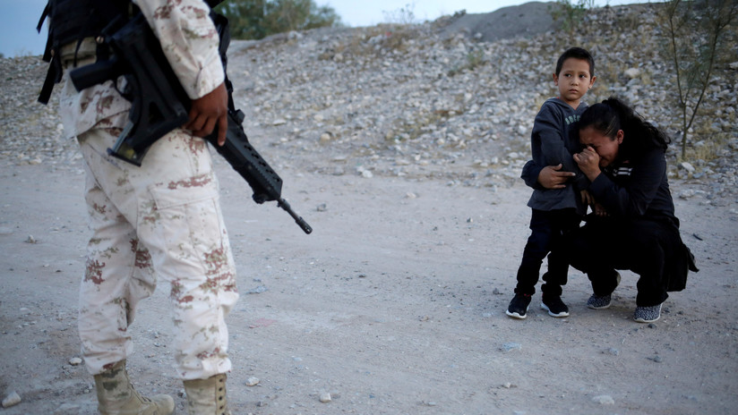 La IMPACTANTE imagen de una madre y su hijo LLORANDO frente a un fusil en la frontera de México