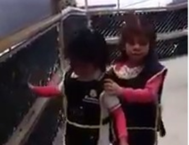 ¡La nobleza no tiene edad! Una niña ciega enseña a otra a desenvolverse ante la vida (VIDEO + Ternura)
