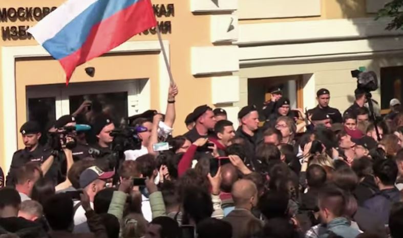 Policía rusa arremete contra las oficinas de campaña de partidos opositores a Putin