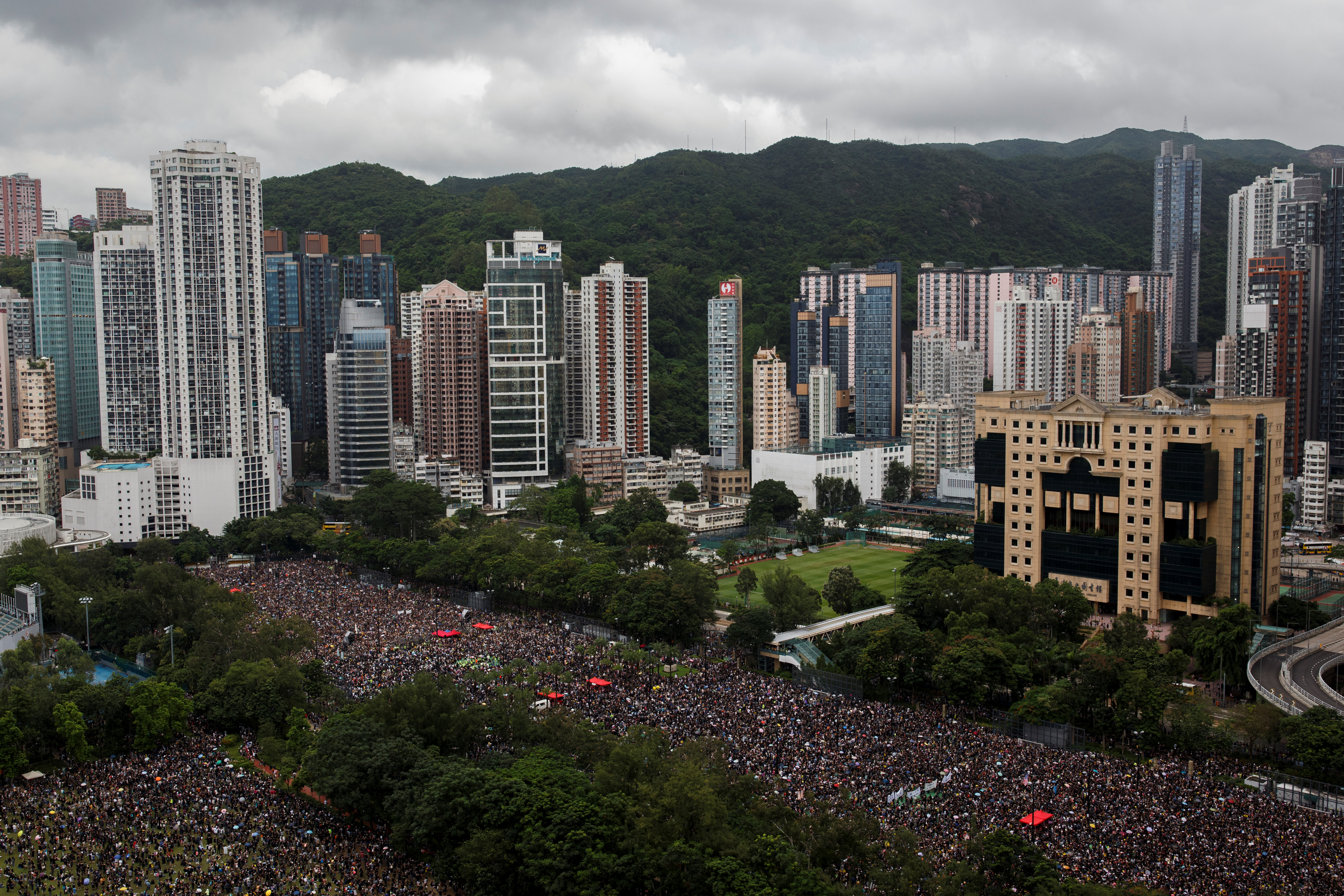 Miles de manifestantes vuelven a las calles de Hong Kong pese a amenazas de China (FOTOS)