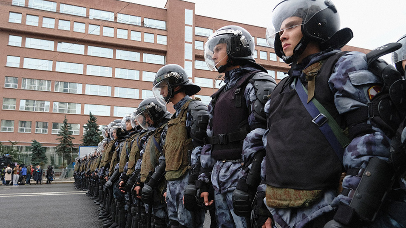 La policía de Putin allanó más de 150 viviendas de opositores en toda Rusia