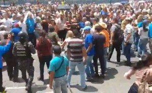 EN VIDEO: Miembros de Chamba Juvenil se enfrentan a manifestantes frente al ministerio de Educación