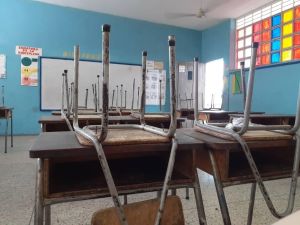 La soledad… la única asistente en el primer día de clases del estado Zulia #16Sep
