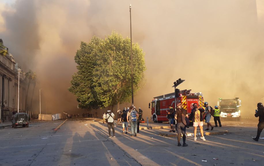 Edificio del centro de Santiago arde en llamas en medio de violentas protestas (Fotos y video)