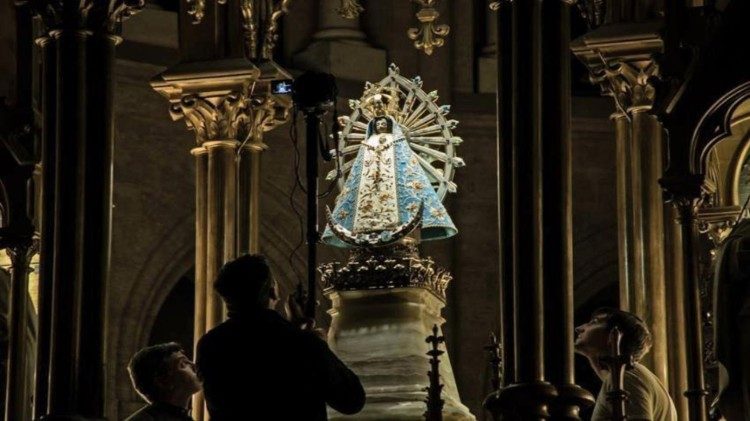 El papa Francisco bendijo la entrega de la Virgen de Luján que fue llevada a Malvinas
