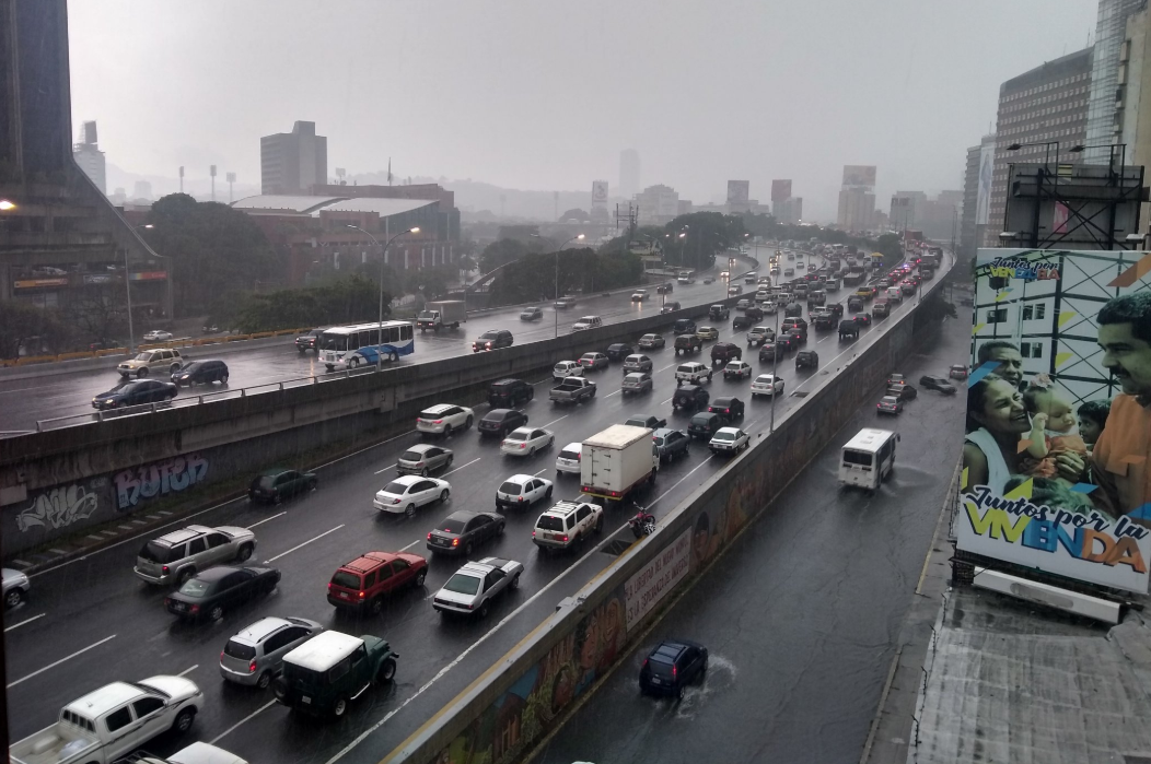 Fuertes lluvias causaron retrasos y colapso de calles en Caracas este 18 de octubre (VIDEO)