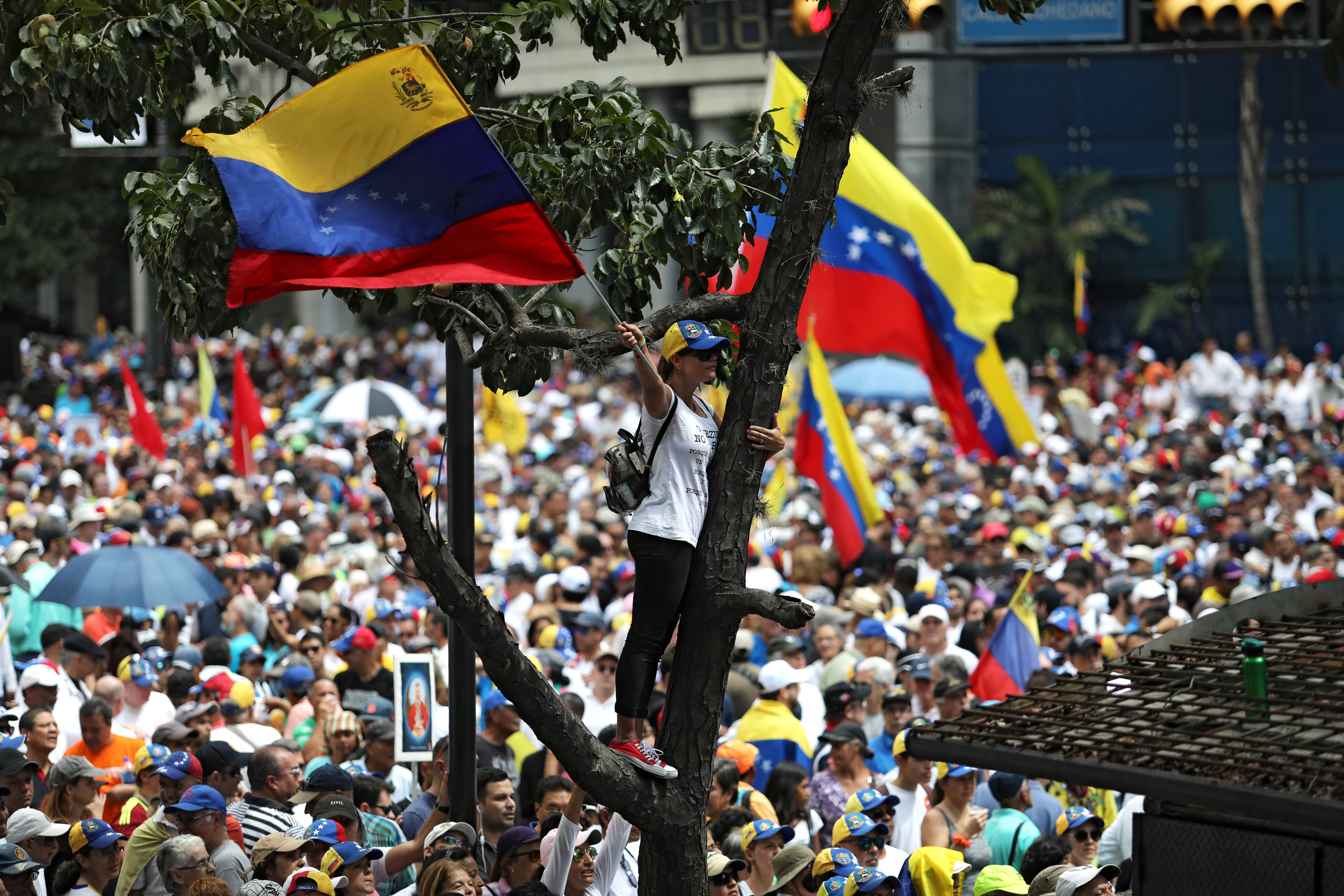 Jóvenes venezolanos vuelven a las calles este #12Feb