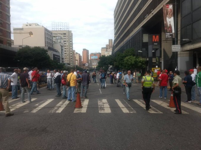 Trabajadores del Ministerio de Transporte trancan la Francisco de Miranda y exigen pagos #20Nov (FOTO)