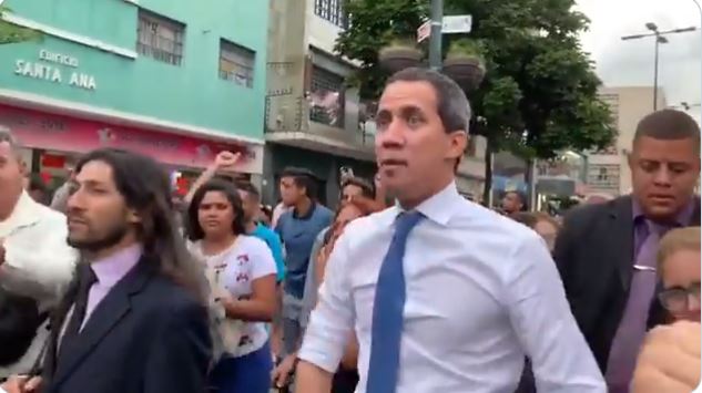 “Nos vemos en la calle”: Guaidó recorrió Sabana Grande para invitar a los ciudadanos a la marcha del #16Nov (VIDEO)