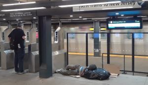 Indigente y su mascota apuñalados al pelear en el Metro de Nueva York