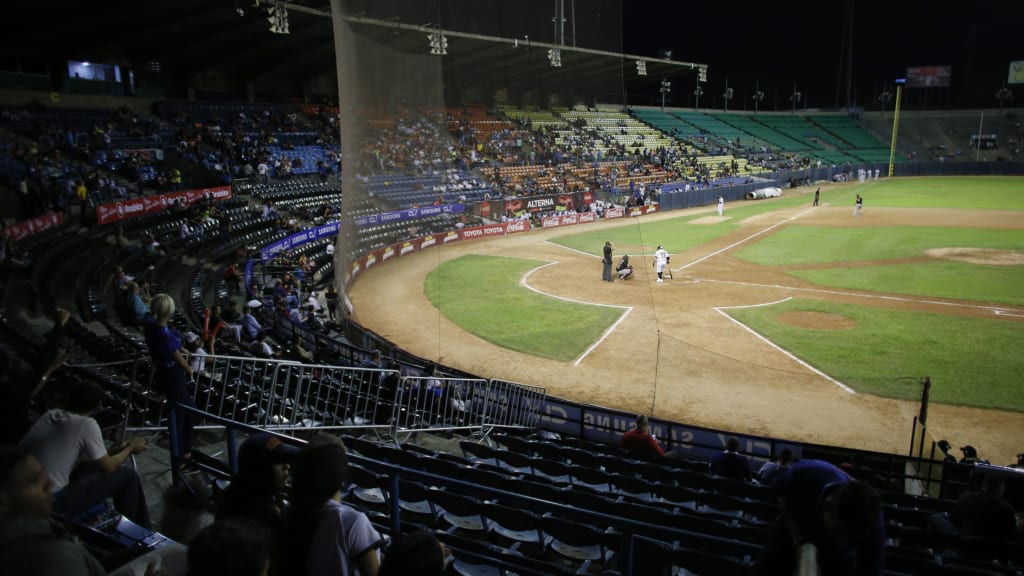 El béisbol venezolano persevera pese a la crisis del país