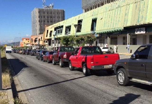 Las colas kilométricas en Mérida buscando un poquito de gasolina #10Dic (Video)