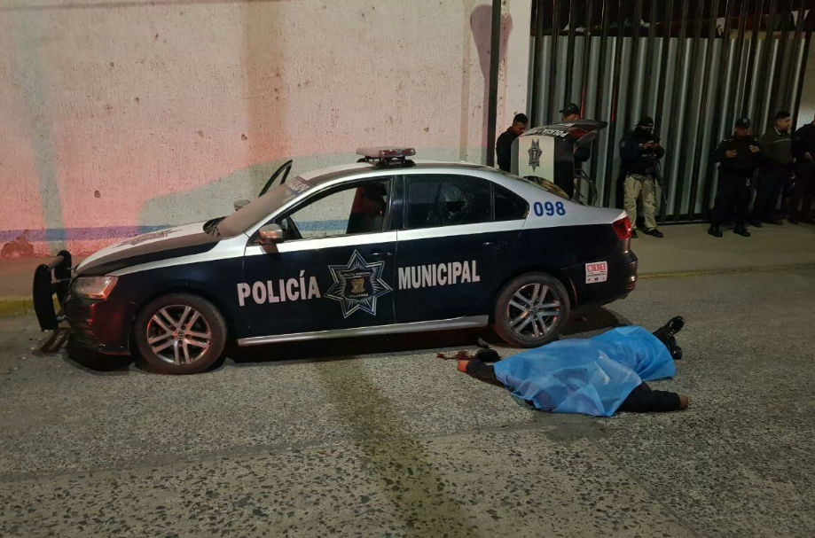 Mueren tres policías en ataque armado a comandancia en México