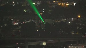 Desconocidos apuntan con láser a un helicóptero policial en Los Ángeles