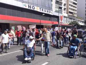 Discapacitados protestan frente a la sede del MinHábitat en Chacao
