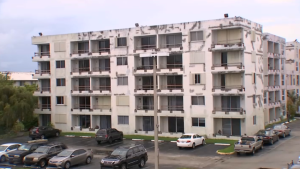 Residentes de apartamentos de Miami denuncian a empresa constructora que aseguran cobro dinero pero no hizo el trabajo