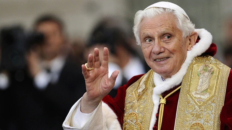 La última “familia” de Benedicto XVI