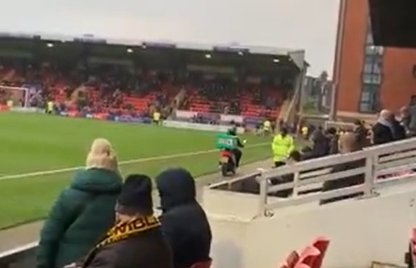 VIDEO VIRAL: Piden una pizza en pleno partido de fútbol y el repartidor atraviesa el campo para entregarla a tiempo