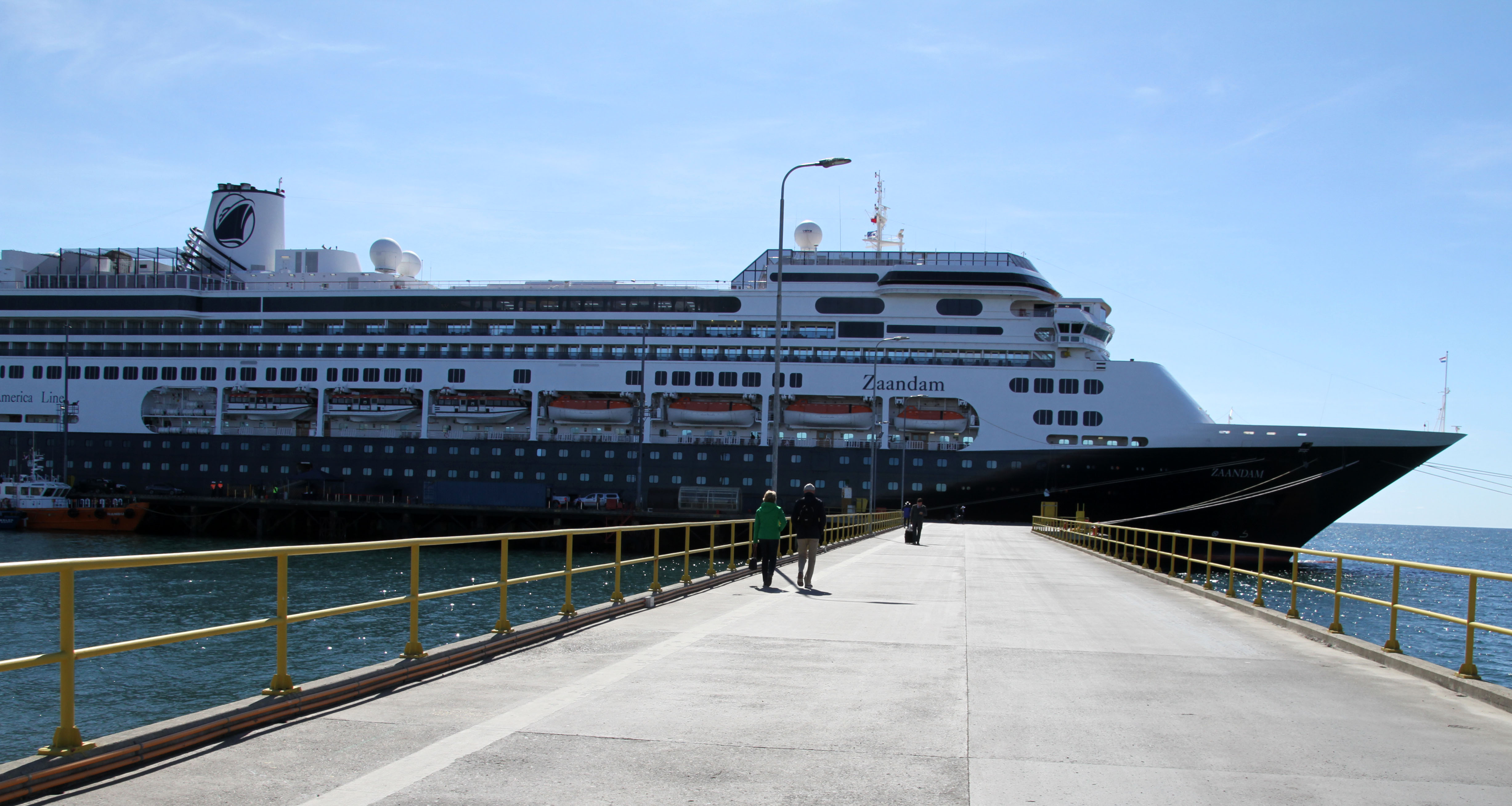 Autorizan cruzar canal de Panamá a crucero con brote de coronavirus