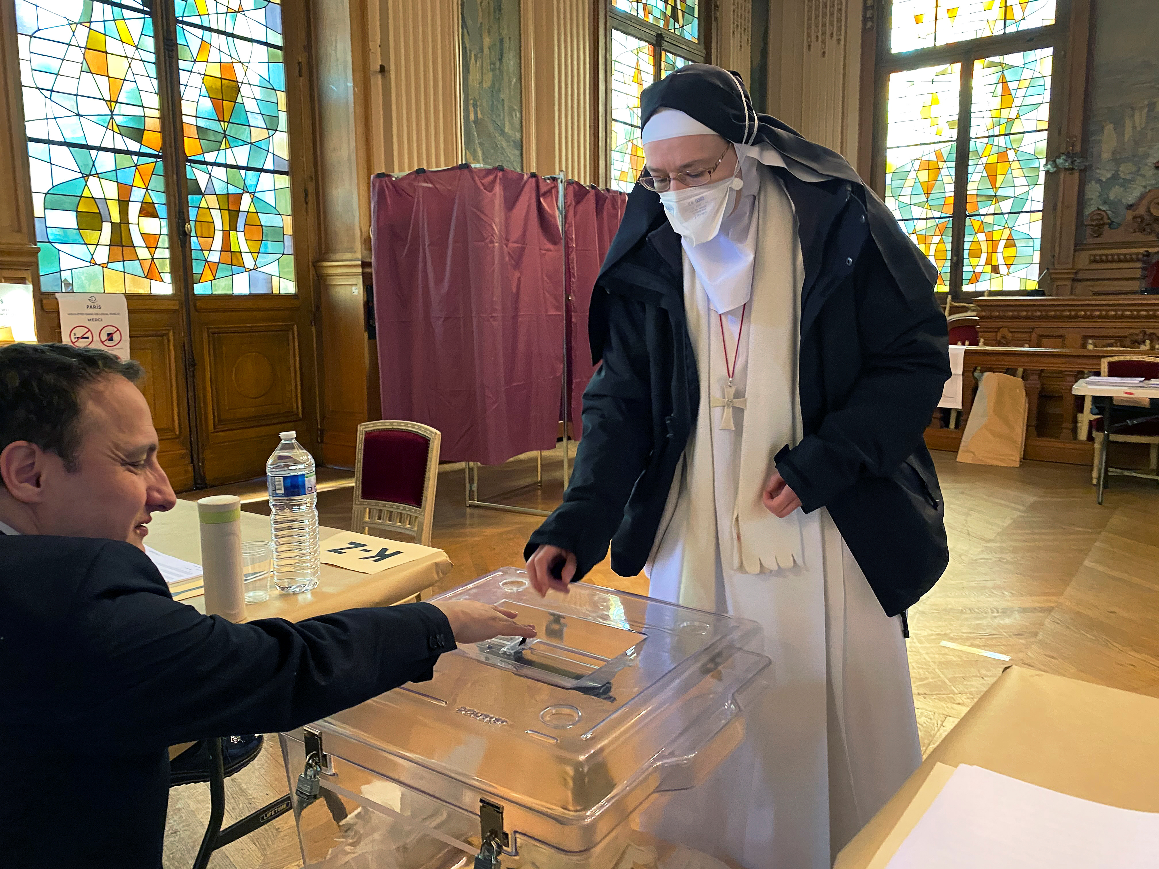 Los franceses van a las urnas bajo la amenaza del coronavirus