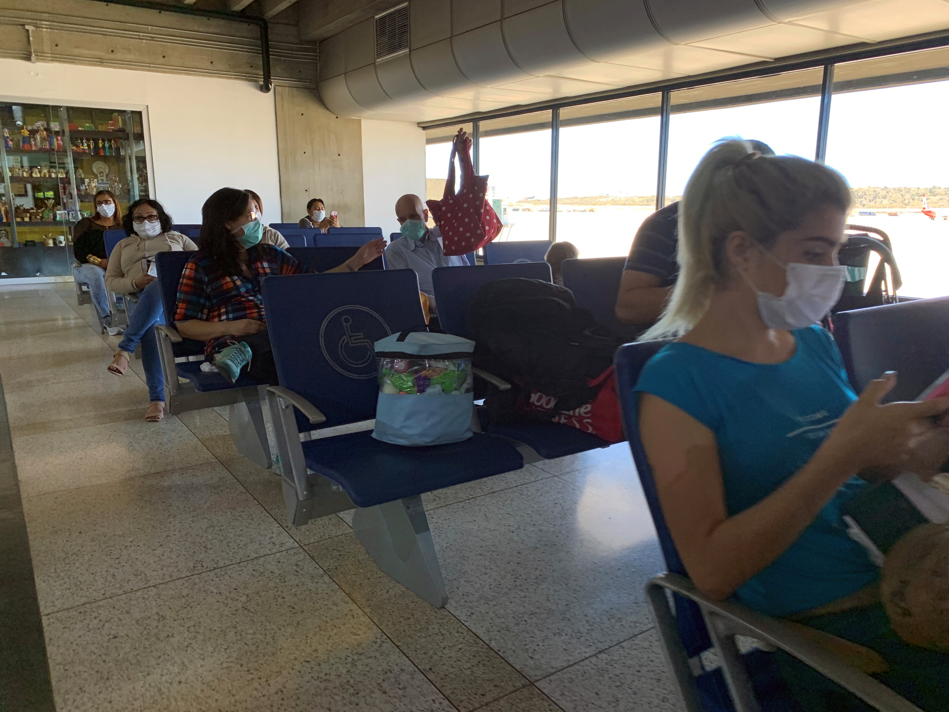 EN FOTOS: Pasajeros se protegieron ante el coronavirus en el aeropuerto de Maiquetía