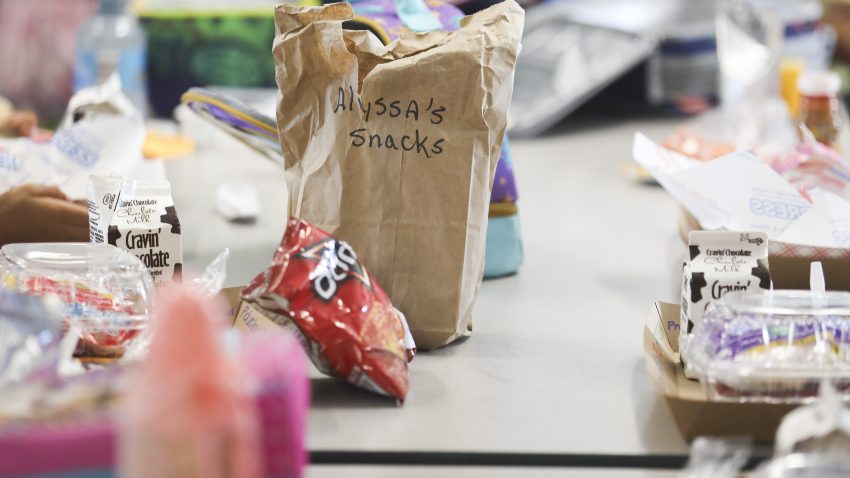Escuelas chárter de Los Ángeles ofrecerán comidas gratis a estudiantes