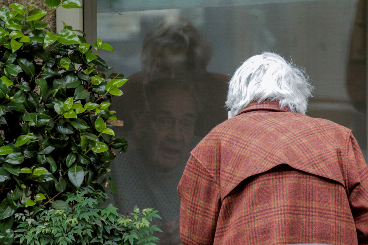Amor en tiempos de coronavirus: Una mujer visita al esposo de 60 años mientras está en cuarentena por coronavirus en Washington