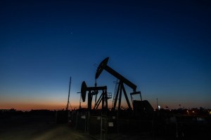 Petróleo cierra en baja por expectativa de mayor oferta
