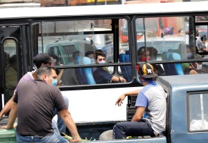 Transportistas venezolanos esperan que aumento del gasoil se traduzca en incremento del pasaje
