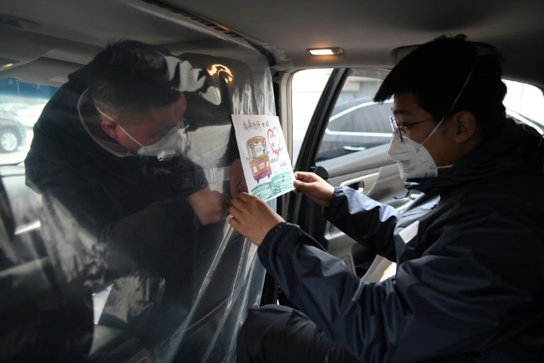 En China instalan paneles de plástico en los taxis para evitar el contagio de Covid-19 (Video)