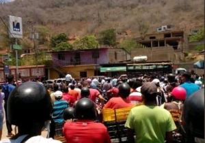 Motorizados exigieron el suministro de combustible en Río Caribe, estado Sucre (Fotos)