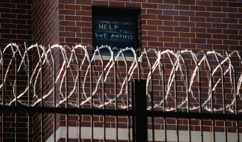 Casi 650 prisioneros han dado positivo de coronavirus en una cárcel en EEUU