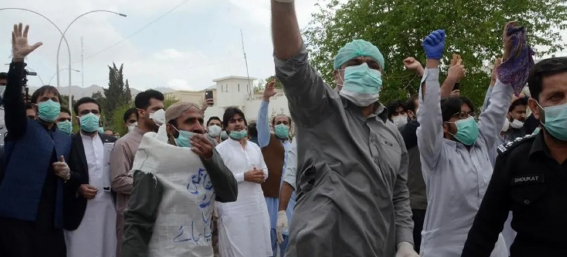 Médicos de Pakistán en huelga de hambre por falta de protección frente al coronavirus