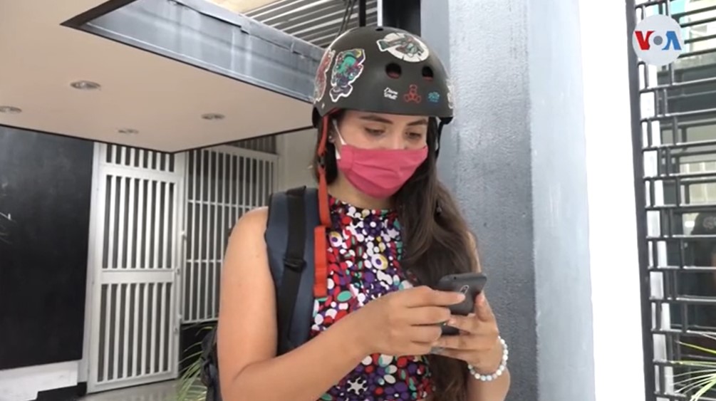 “Si es para repartir medicinas, yo puedo”: Patinadora hace ‘delivery’ en Caracas