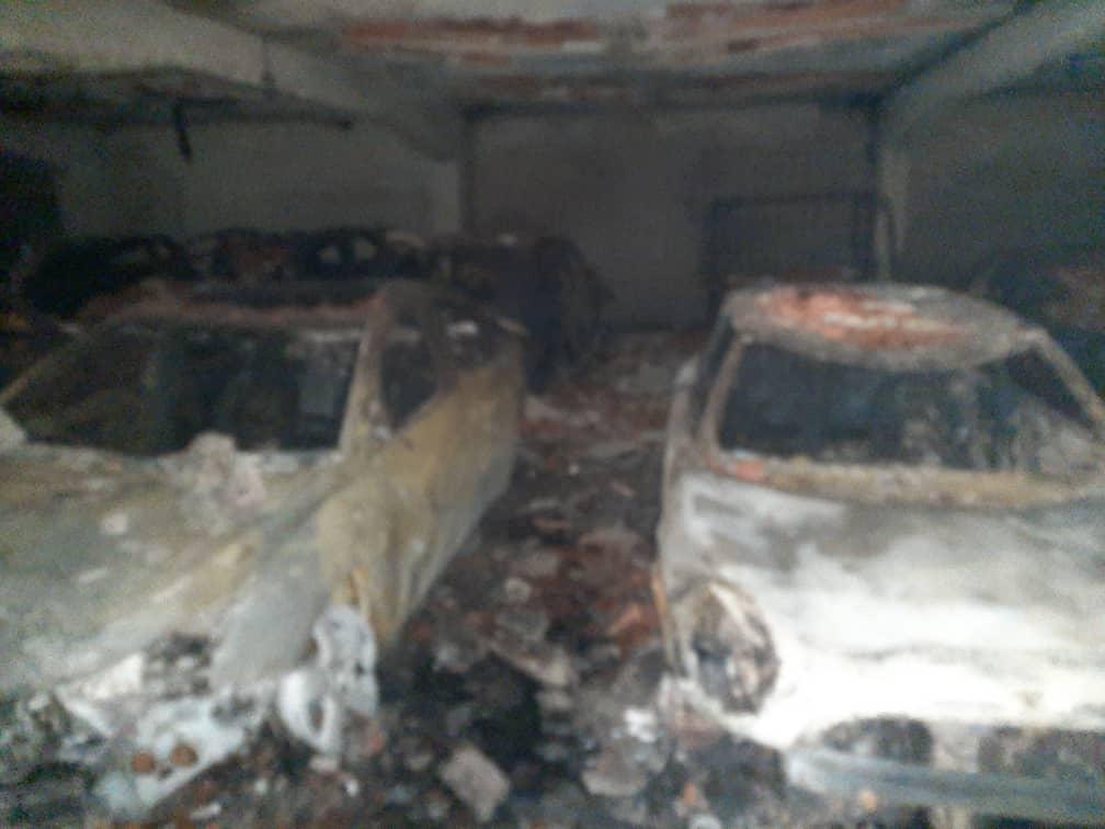 Incendio acabó con 32 vehículos estacionados en un edificio de Sebucán