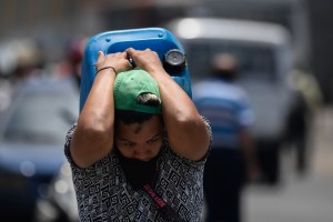 En Caracas hasta los abuelos cargan agua al hombro para sus casas (Video)
