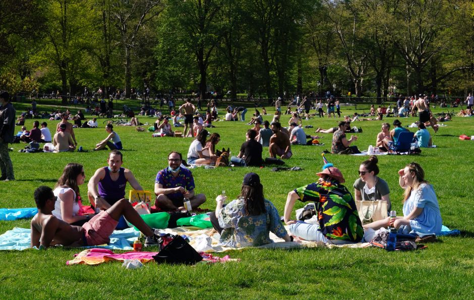 Miles abarrotan el Central Park de Nueva York pese a medidas de confinamiento